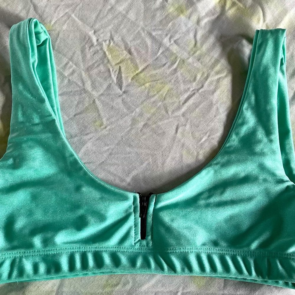 STONE FOX SWIM ZOEY SPORT TOP in AQUA Small